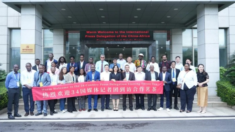 非洲34國記者訪問團(tuán)考察湖南省茶業(yè)集團(tuán)合作茗茶受到廣泛好評